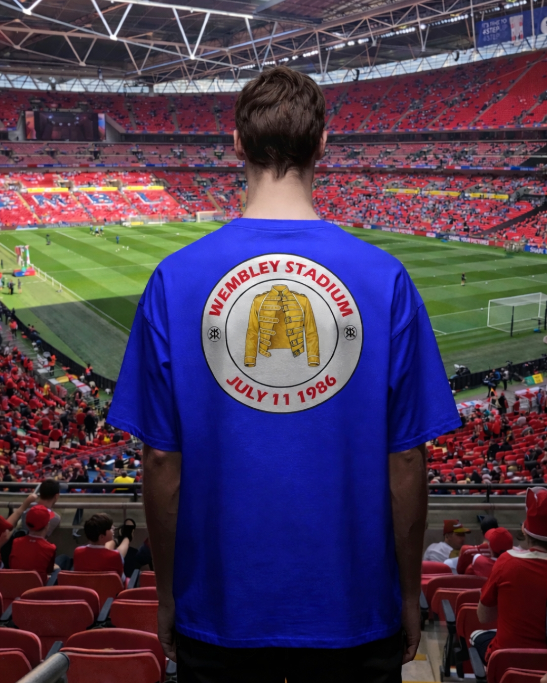 T-SHIRT - T-SHIRT TRIBUTO ALL`11 LUGLIO 1986, PRIMA DELLE DUE NOTTI SOLD OUT DEL MAGIC TOUR DI FREDDIE MERCURY E QUEEN AL WEMBLEY STADIUM. IN SCENA LA LEGGENDARIA GIACCA MILITARE GIALLA FIRMATA DIANA MOSELEY.